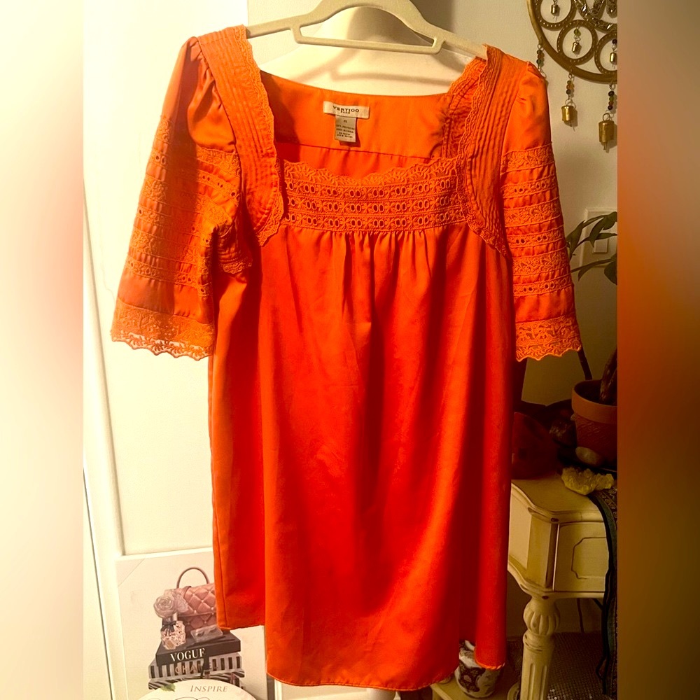 🌹Vertigo Paris GUC Size XS Gorgeous Color Orange Laced 100% Polyester Dress!